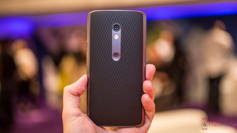 The 21 MP snapper nestled on a decorated back.