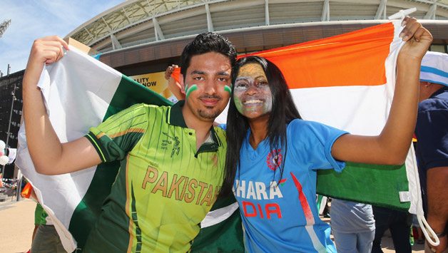 Pakistan-and-India-supporters-pose-with-their-flags