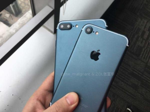 iPhone 7, 7 Plus in deep blue