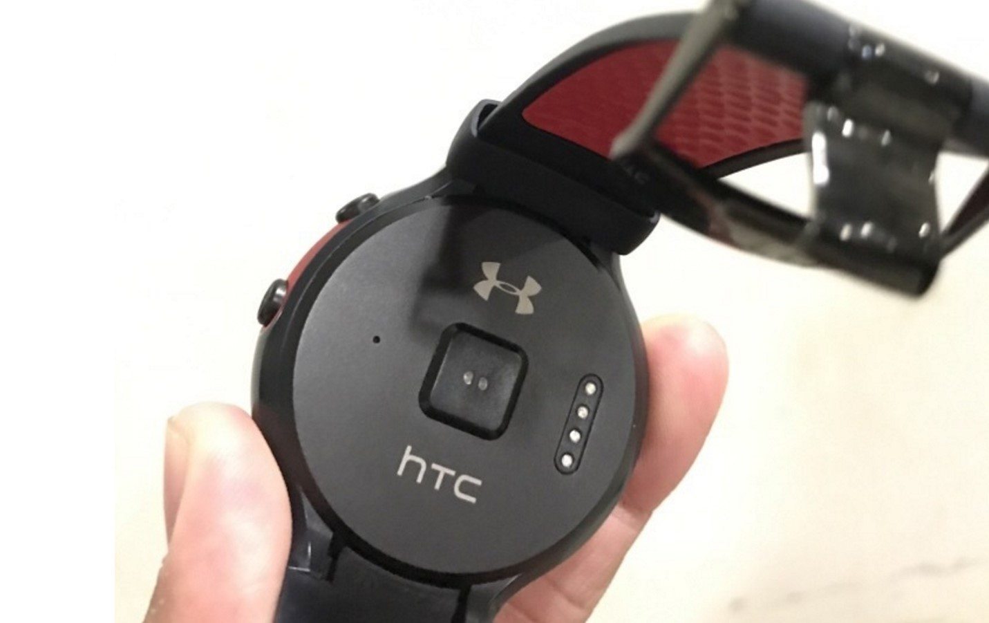 HTC Android Wear SmartWatch Halfbeak Spotted In a Photo Leak