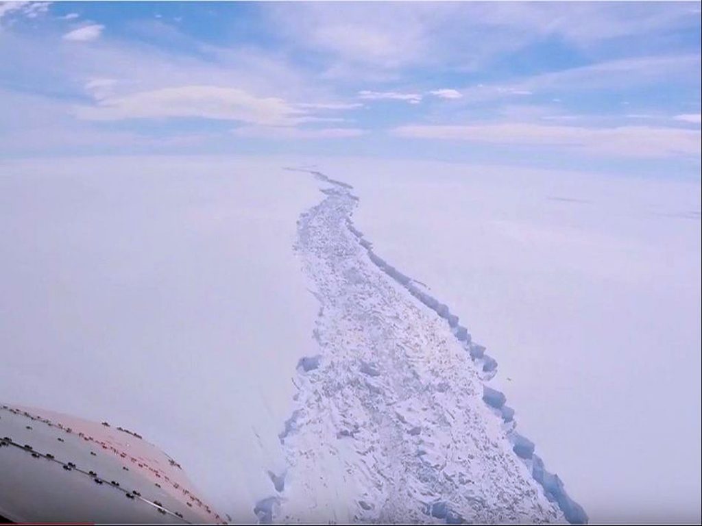 Antarctica ice berg breaking