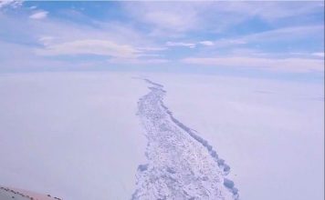 Antarctica ice berg breaking